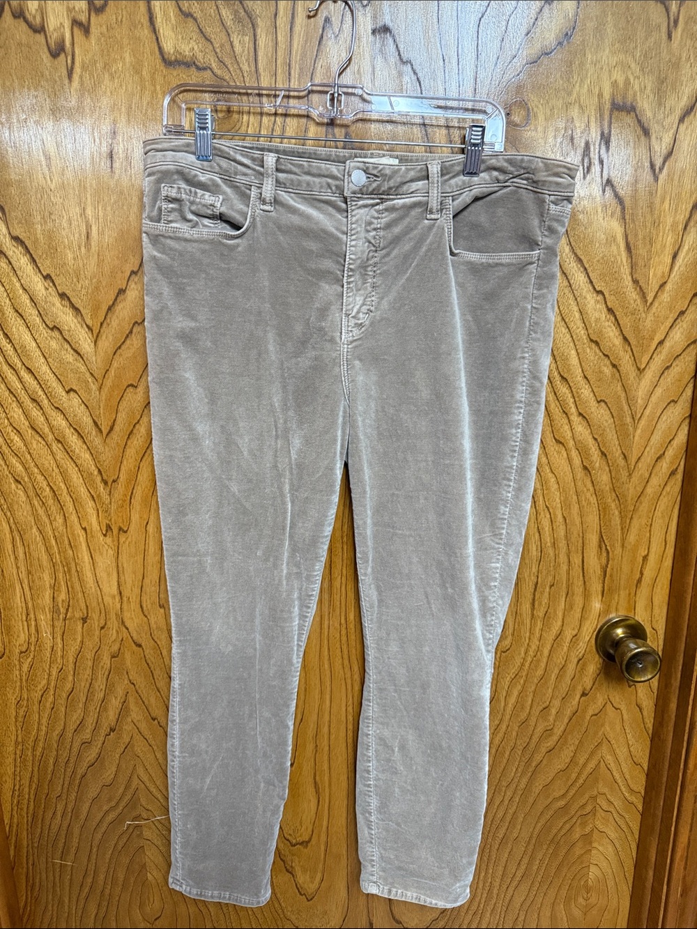 L’AGENCE size 33 in excellent condition. Velvet feel rayon, cotton, spandex.